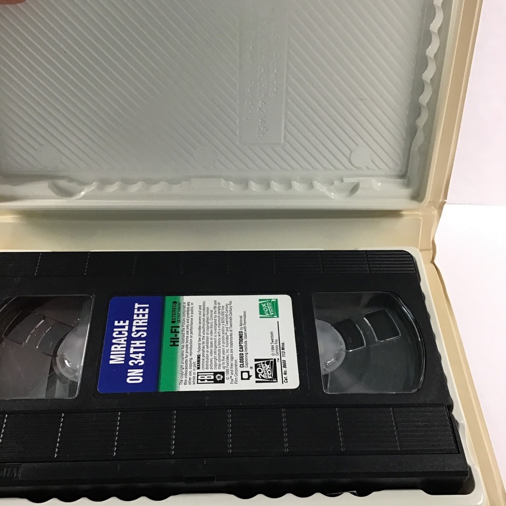 Miracle on 34th Street VHS 1994 Christmas Movie Richard Attenborough John Hughes - Picture 3 of 3